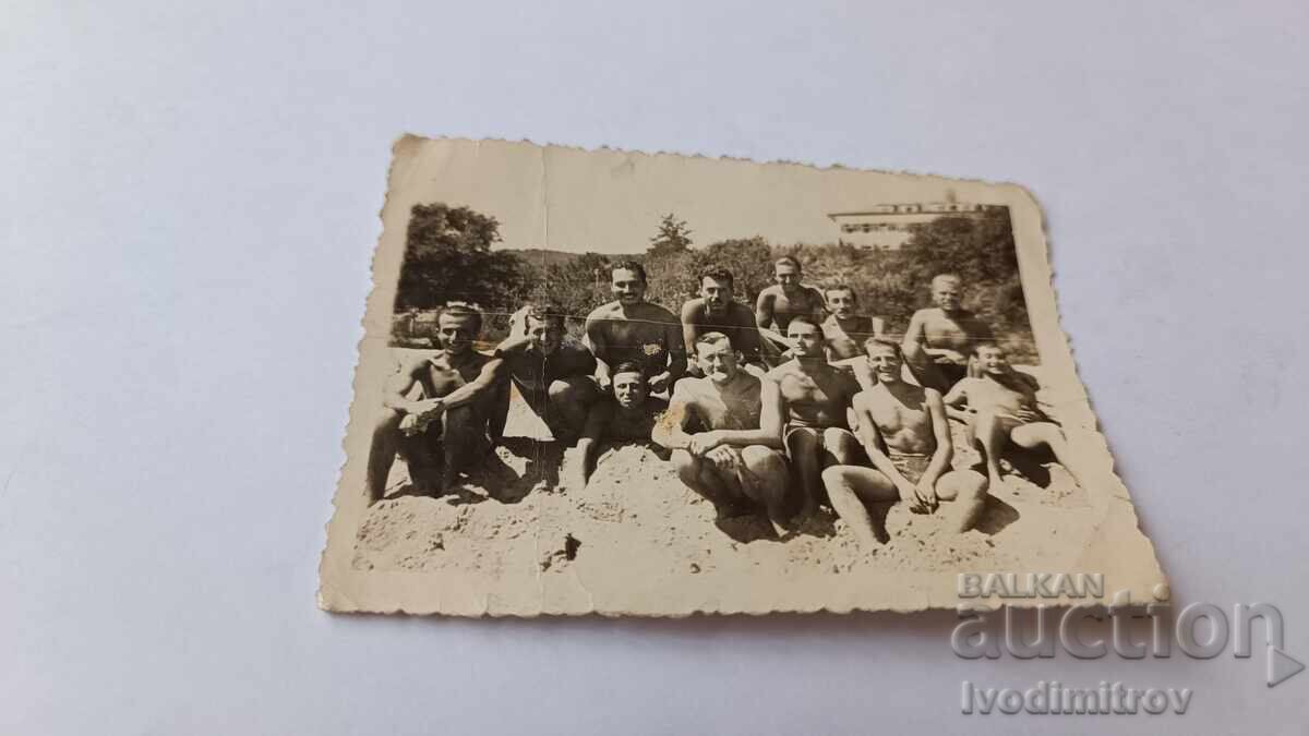 Φωτογραφία Νεαροί άνδρες με ρετρό μαγιό στην παραλία