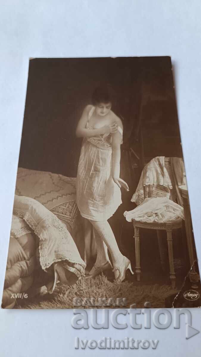 Пощенска картичка Младо момиче с бяла ношница Пощенска картичка Младо момиче с бяла ношница