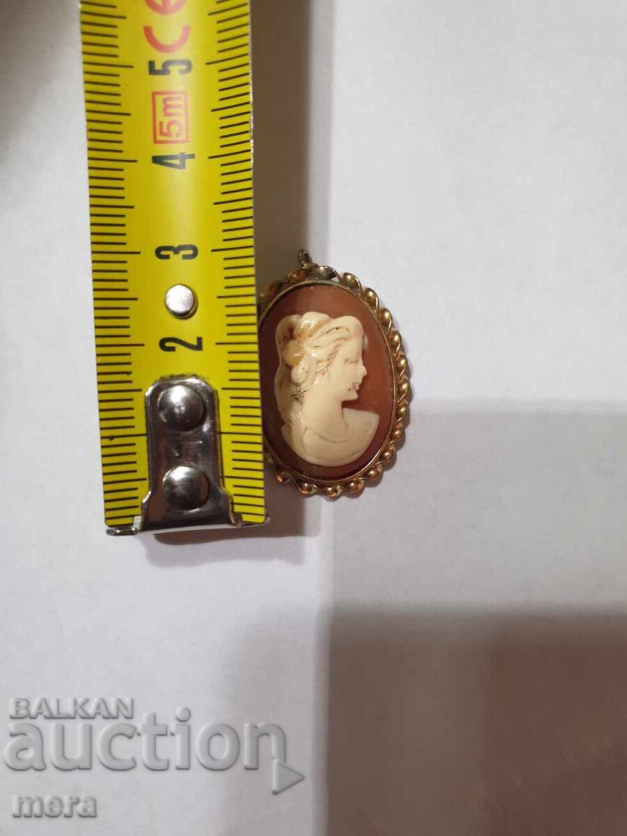 Delivery of A cameo Delivery of A cameo