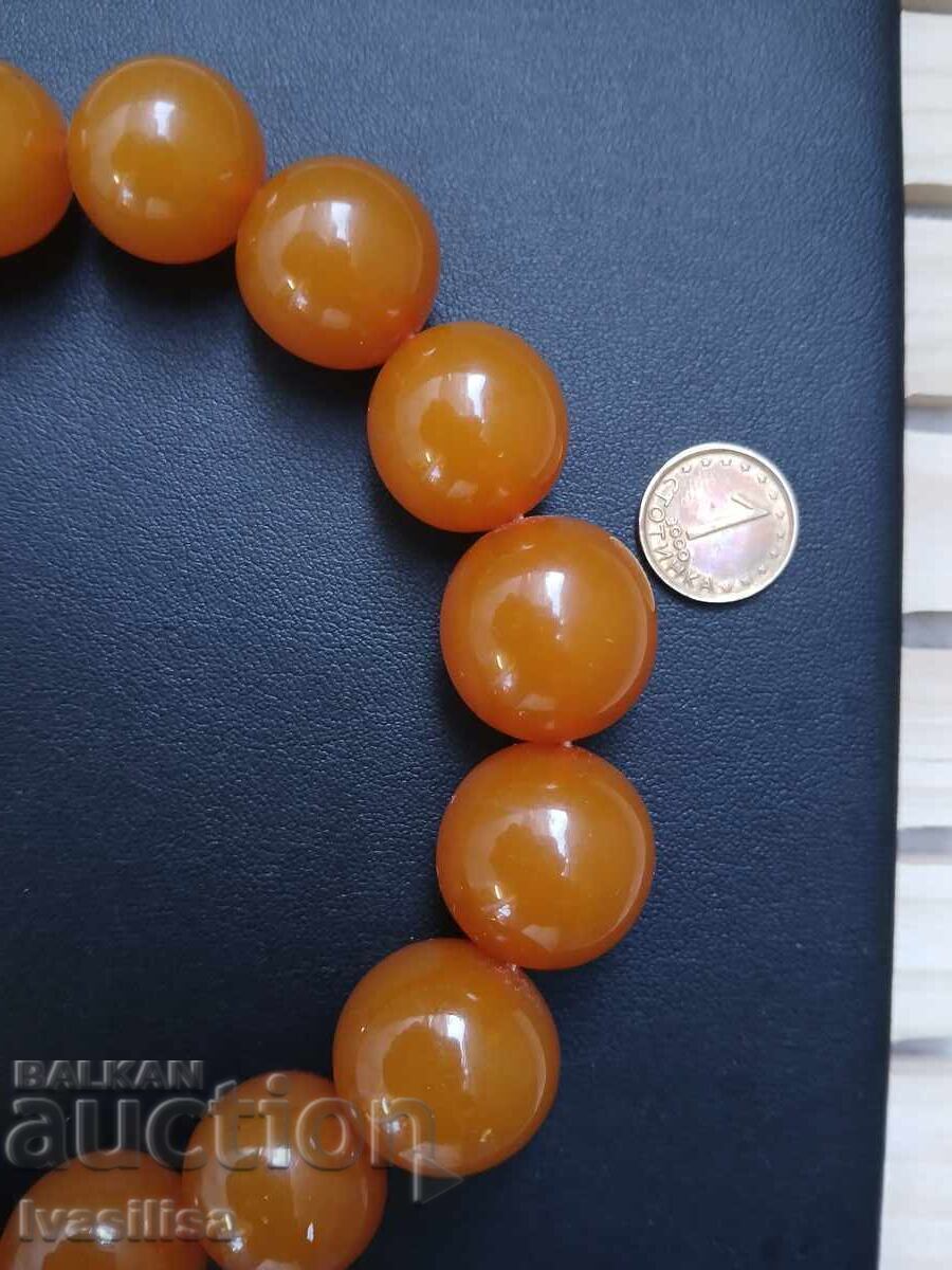 Παράδοση Κολιέ από κεχριμπάρι της ΕΣΣΔ Παράδοση Κολιέ από κεχριμπάρι της ΕΣΣΔ