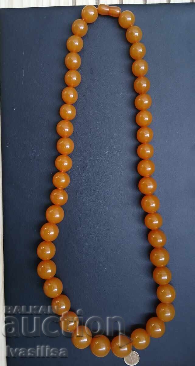 Κολιέ από κεχριμπάρι της ΕΣΣΔ Κολιέ από κεχριμπάρι της ΕΣΣΔ