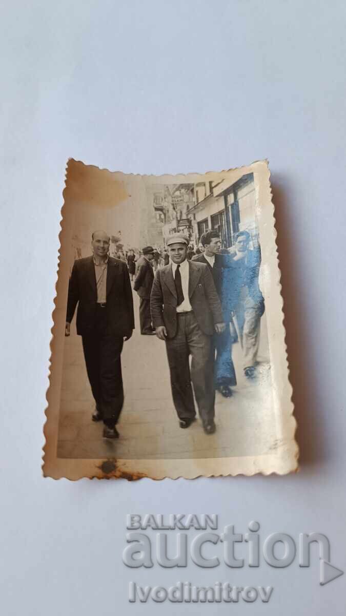 Φωτογραφία Σοφία Δύο άντρες σε μια βόλτα Φωτογραφία Σοφία Δύο άντρες σε μια βόλτα