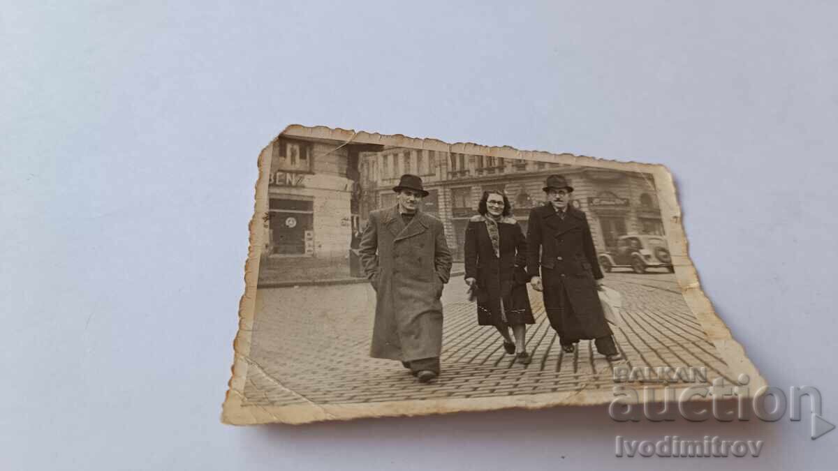 Photo Sofia Woman and two men on a walk Photo Sofia Woman and two men on a walk