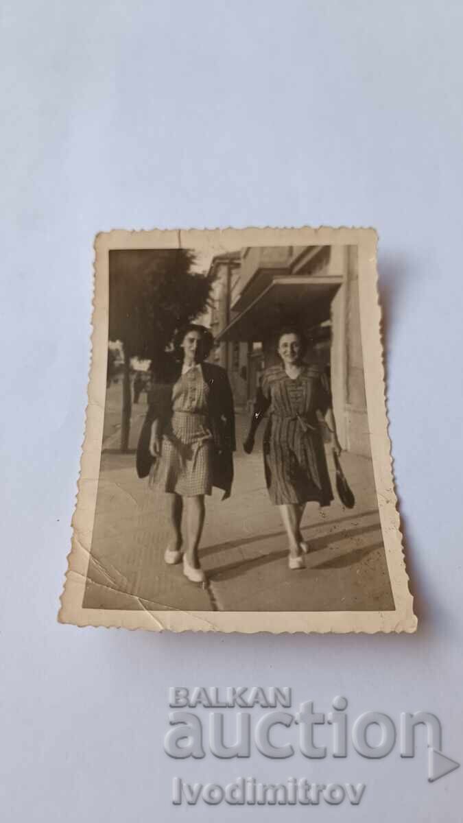 Foto Sofia Două femei la plimbare Foto Sofia Două femei la plimbare