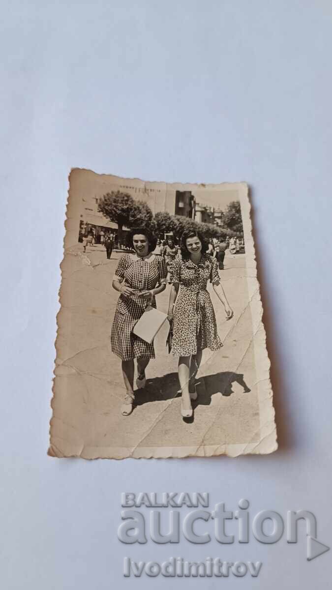 Photo Varna Two young girls on a walk