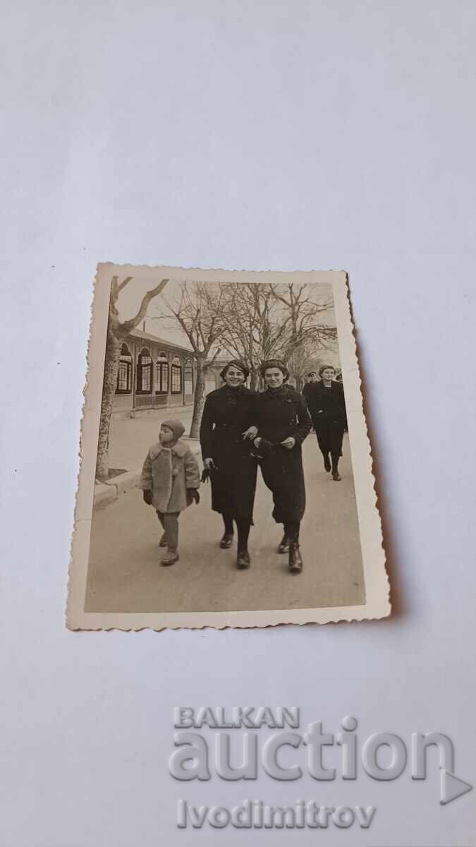 Photo Varna Two schoolgirls and a little girl on a walk