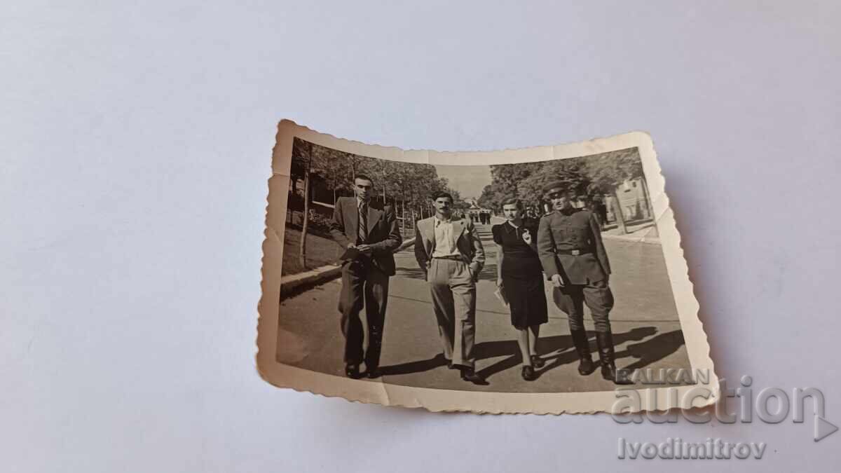 Photo Varna Officer two men and a young woman on a walk Photo Varna Officer two men and a young woman on a walk