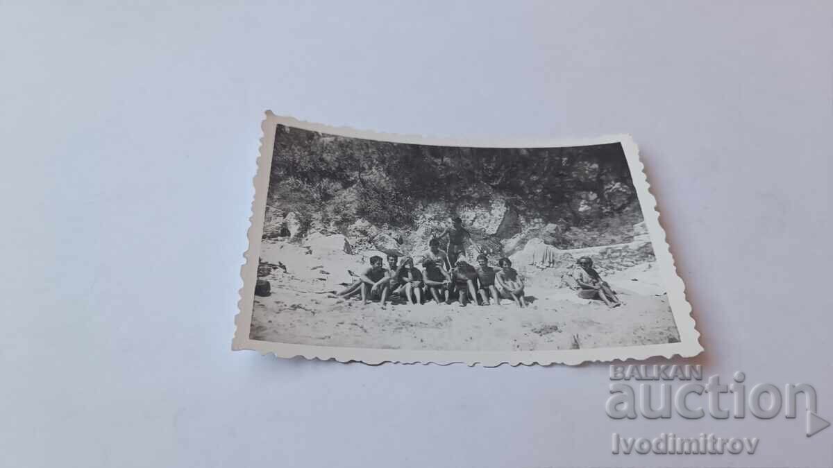 Φωτογραφία Νέοι άνδρες και γυναίκες στην παραλία Φωτογραφία Νέοι άνδρες και γυναίκες στην παραλία