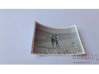 Photo Young girl and young man on the beach