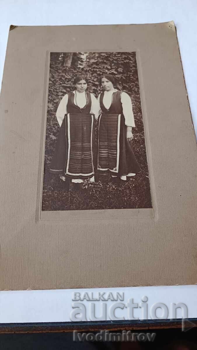 Снимка Две млади момичета Картон