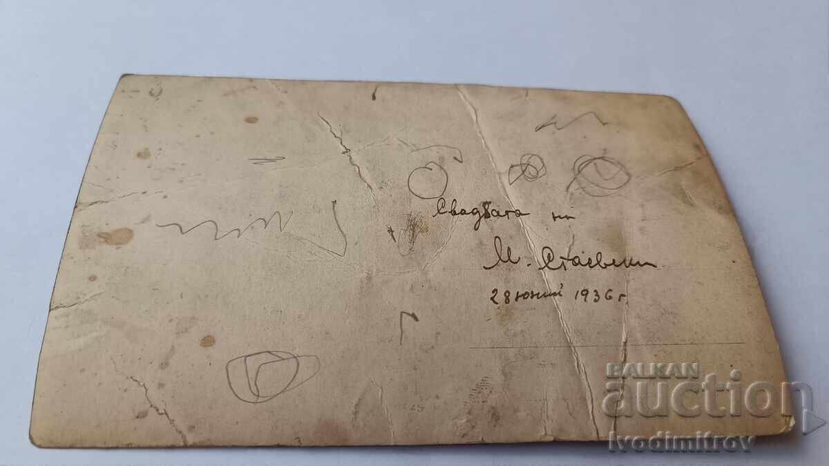 Η αδελφή Σοφία Νεόνυμφοι άνδρες γυναίκες παιδιά μπροστά από ένα ΦΑΡΜΑΚΕΙΟ στο δρόμο με τιμή 6.45 BGN | € 3.30 Η αδελφή Σοφία Νεόνυμφοι άνδρες γυναίκες παιδιά μπροστά από ένα ΦΑΡΜΑΚΕΙΟ στο δρόμο με τιμή 6.45 BGN | € 3.30