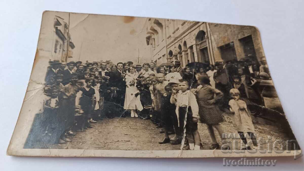 Η αδελφή Σοφία Νεόνυμφοι άνδρες γυναίκες παιδιά μπροστά από ένα ΦΑΡΜΑΚΕΙΟ στο δρόμο Η αδελφή Σοφία Νεόνυμφοι άνδρες γυναίκες παιδιά μπροστά από ένα ΦΑΡΜΑΚΕΙΟ στο δρόμο