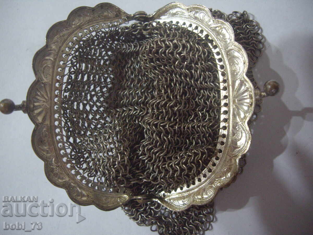 Livrarea O poșetă din piele pentru femei bătrâne. Livrarea O poșetă din piele pentru femei bătrâne.