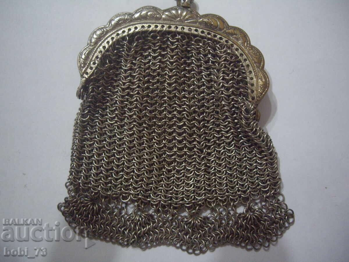 O poșetă din piele pentru femei bătrâne. O poșetă din piele pentru femei bătrâne.