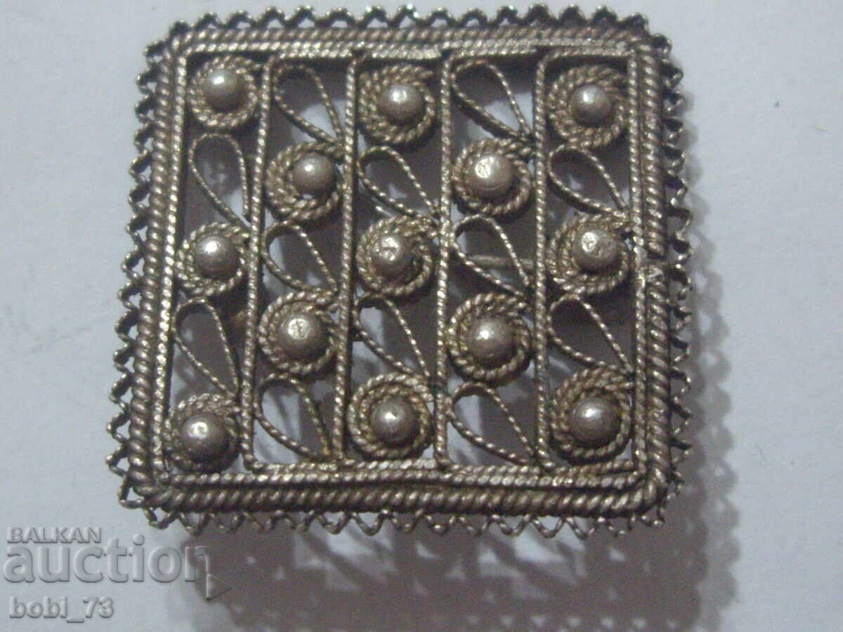 Μια παλιά ασημένια καρφίτσα. Μια παλιά ασημένια καρφίτσα.