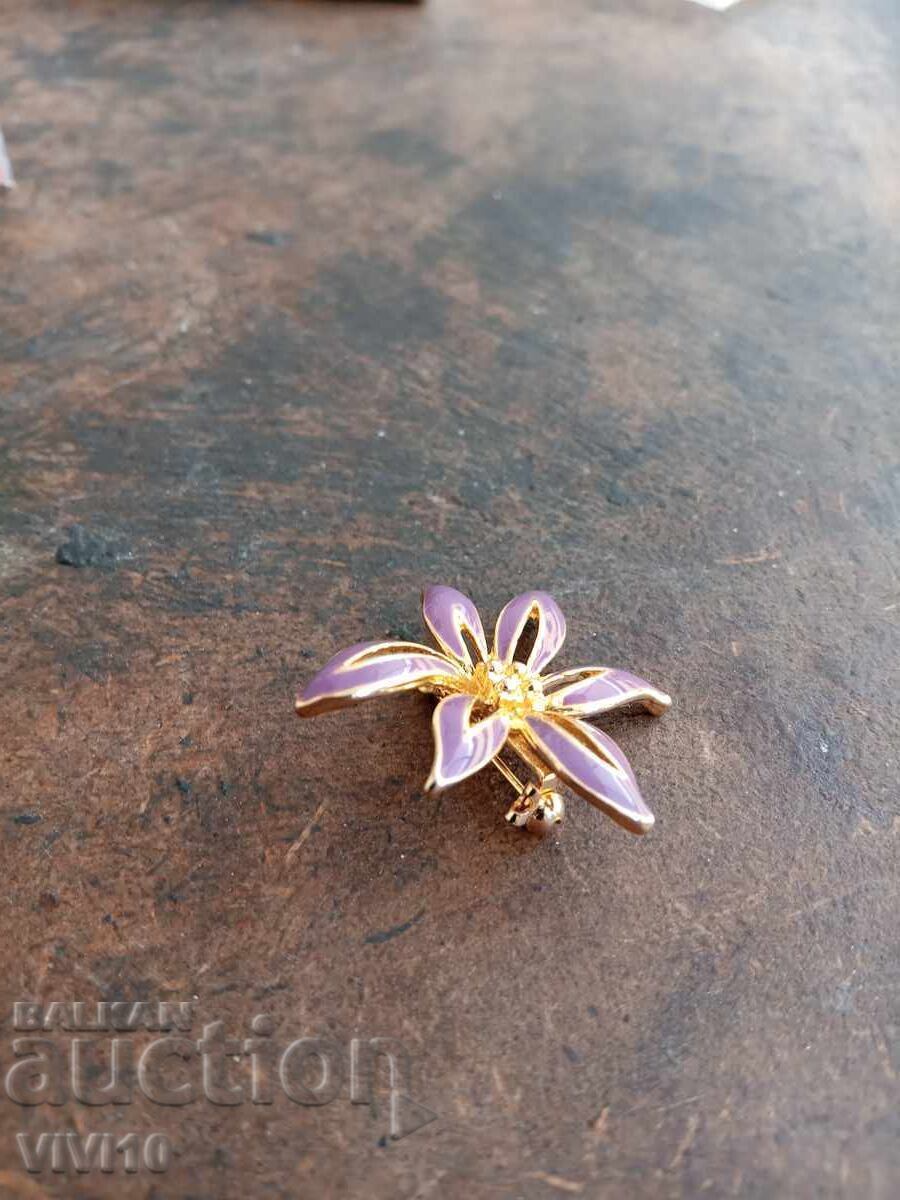 Αντίκα καρφίτσα σμάλτου με τιμή 30.00 BGN | € 15.34