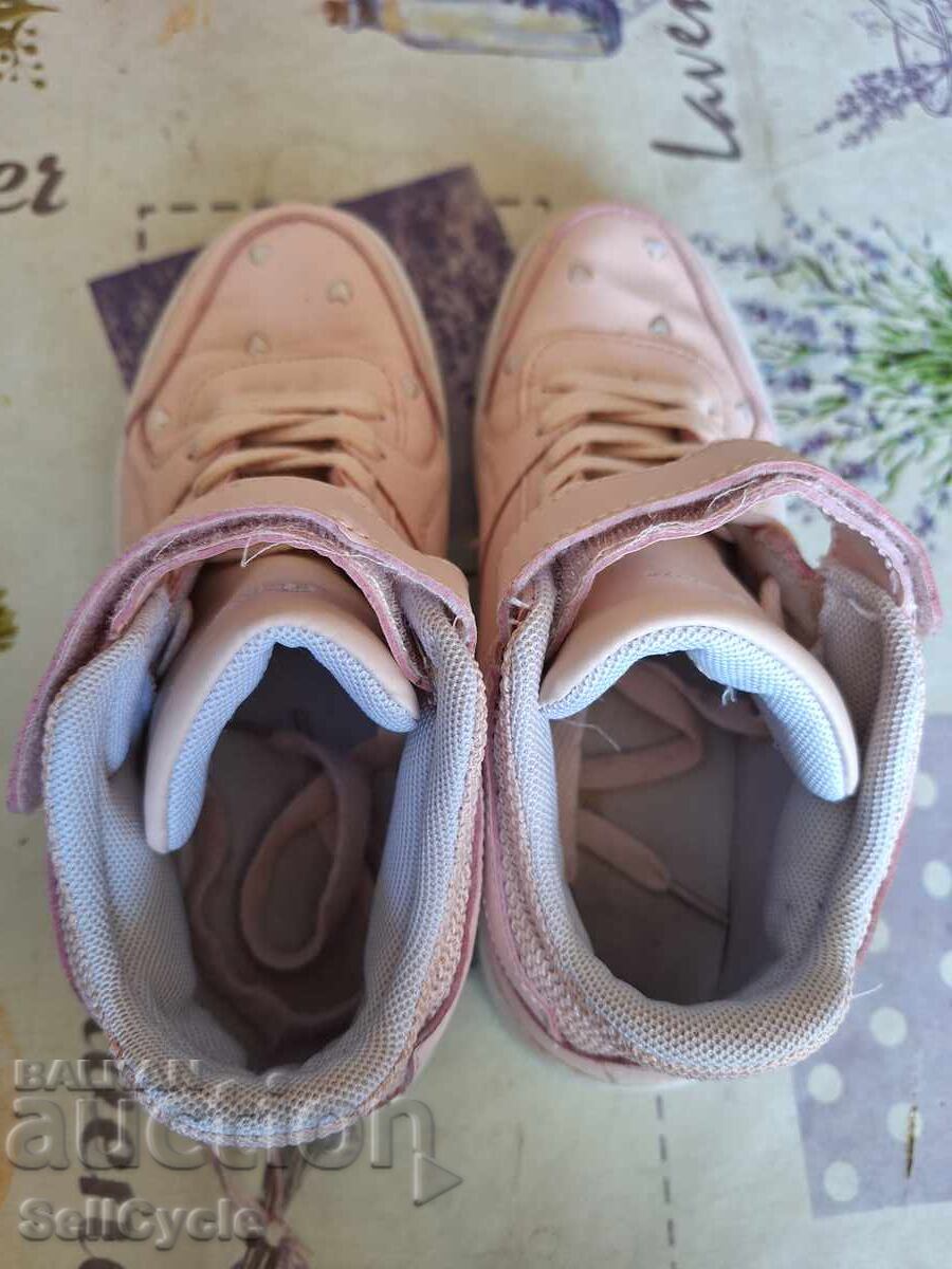 ✅TENIȘI DE IARNĂ ÎNALȚI - NUMĂR 39❗ cu preț 3.00 BGN | € 1.53