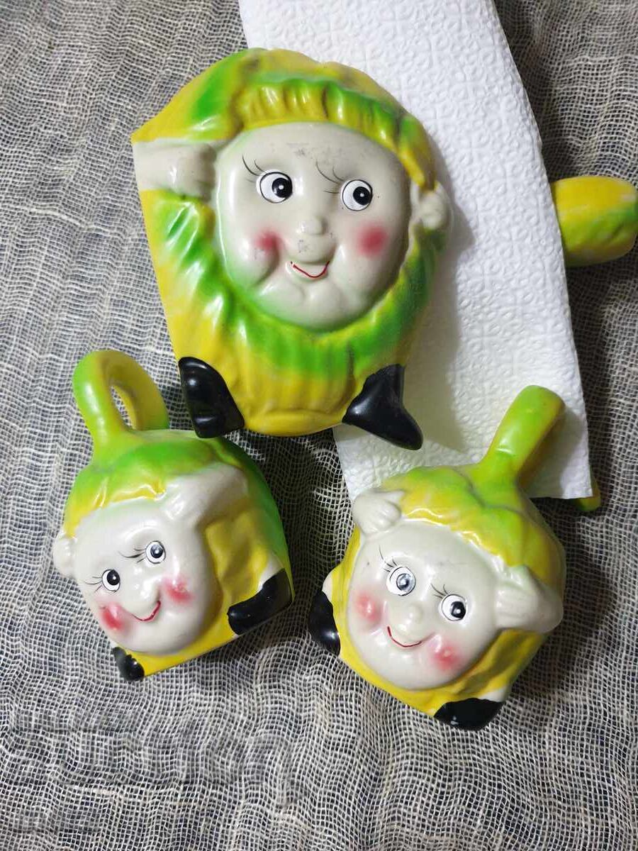 Porcelain salt and pepper shakers and napkin holder with a cheerful children's motif - 6