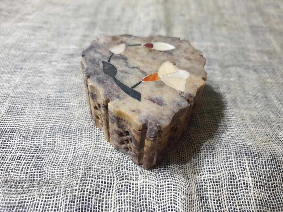 Lacy heart-shaped jewelry box Lacy heart-shaped jewelry box