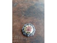 Brosa antica din portelan