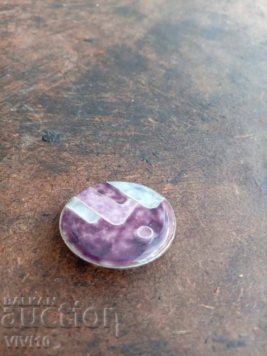 Antique porcelain brooch with price 30.00 BGN | € 15.34 Antique porcelain brooch with price 30.00 BGN | € 15.34