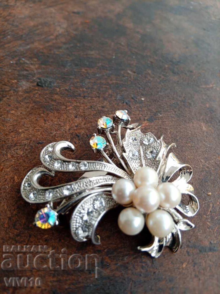 Antique brooch with pearls with price 30.00 BGN | € 15.34 Antique brooch with pearls with price 30.00 BGN | € 15.34