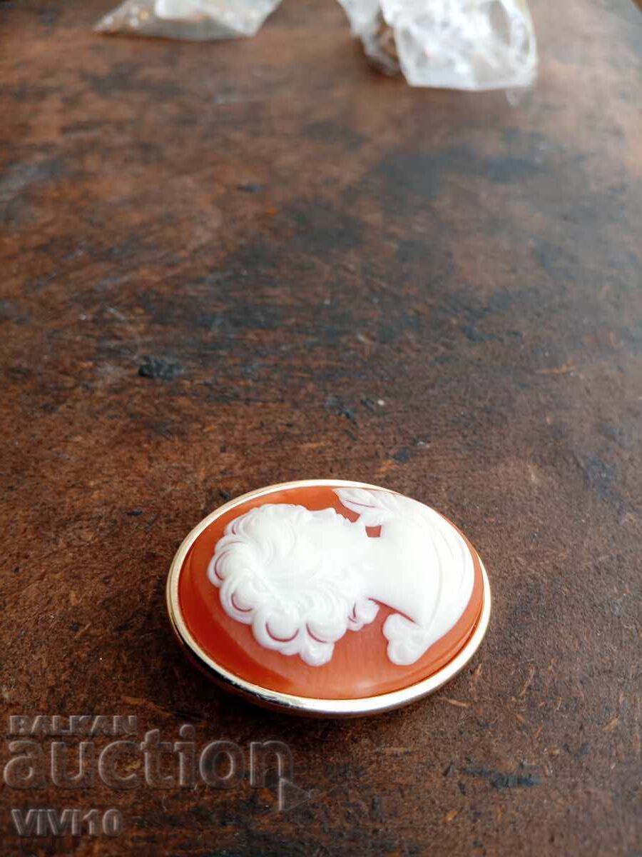 Antique cameo brooch with price 20.00 BGN | € 10.23 Antique cameo brooch with price 20.00 BGN | € 10.23