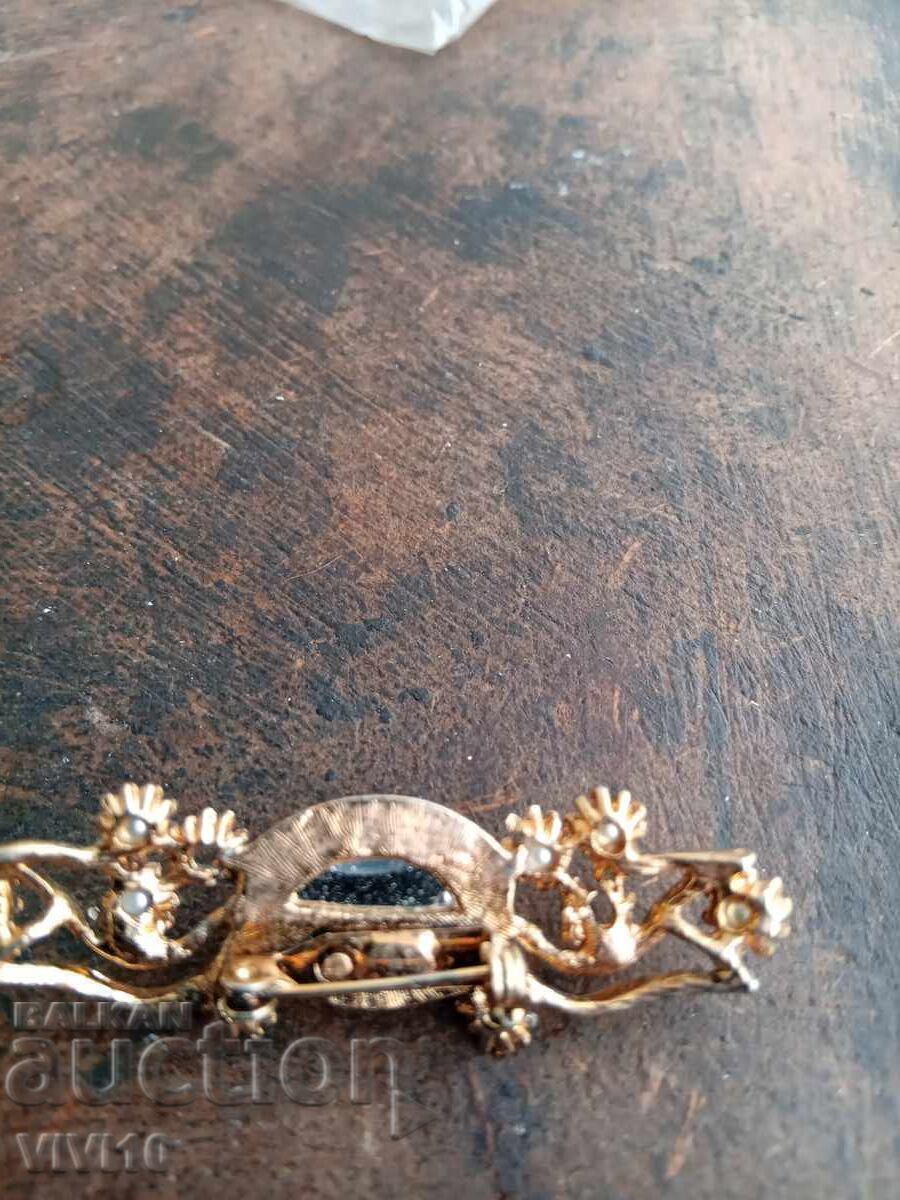 Аукцион Старинна брошка с перли Аукцион Старинна брошка с перли