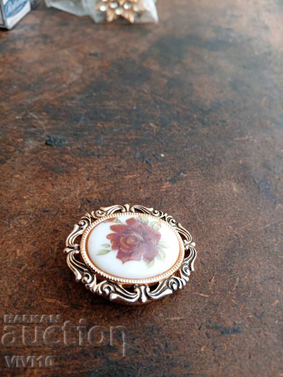 Старинна брошка порцелан,клипс с цена 30.00 лв. | € 15.34