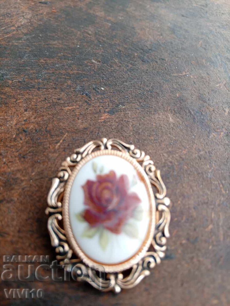 Старинна брошка порцелан,клипс