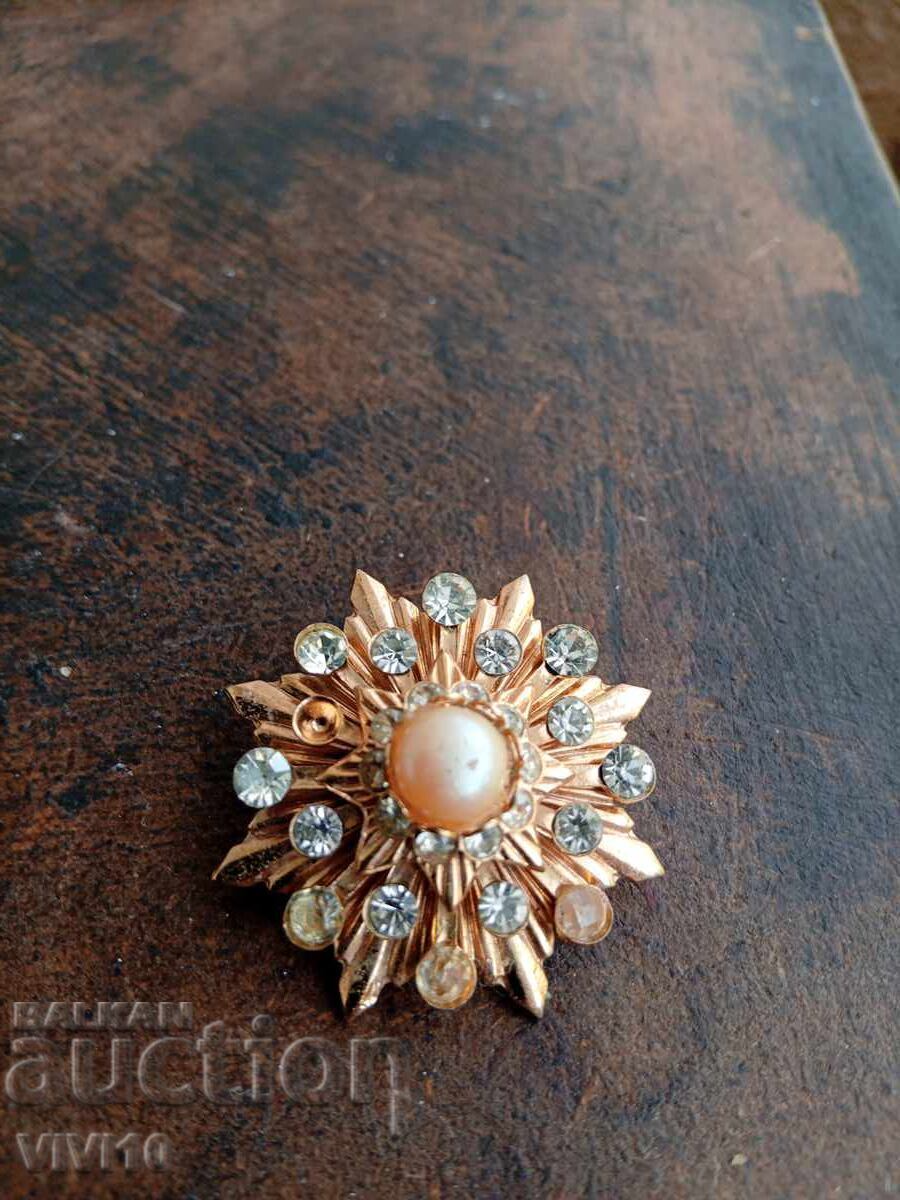 Старинна брошка с камъни