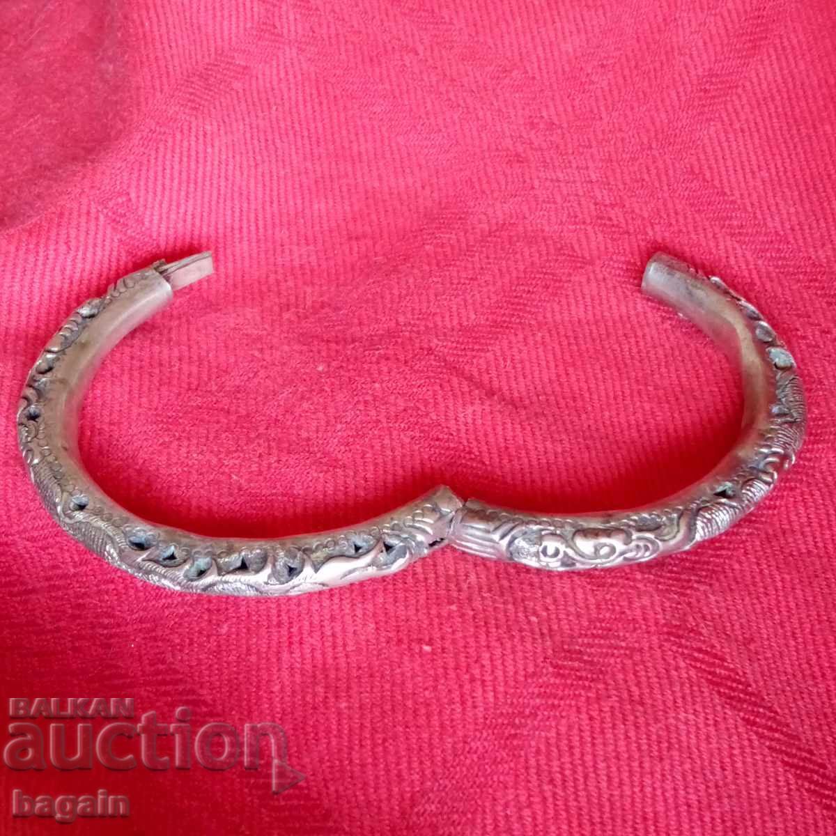 Delivery of Antique Chinese bracelet
