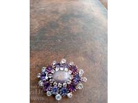 Старинна брошка с камъни