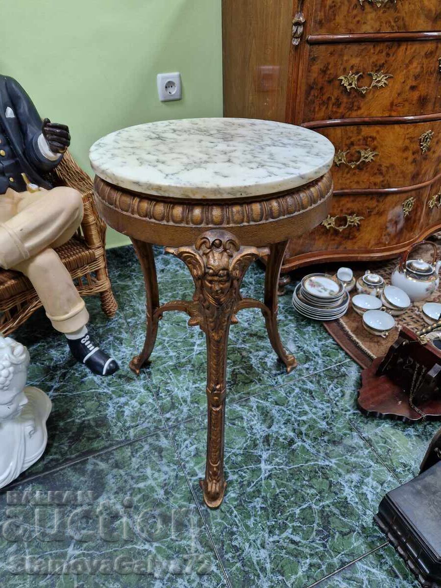 Μοναδικό αντίκα μεταλλικό τραπεζάκι κήπου Μοναδικό αντίκα μεταλλικό τραπεζάκι κήπου