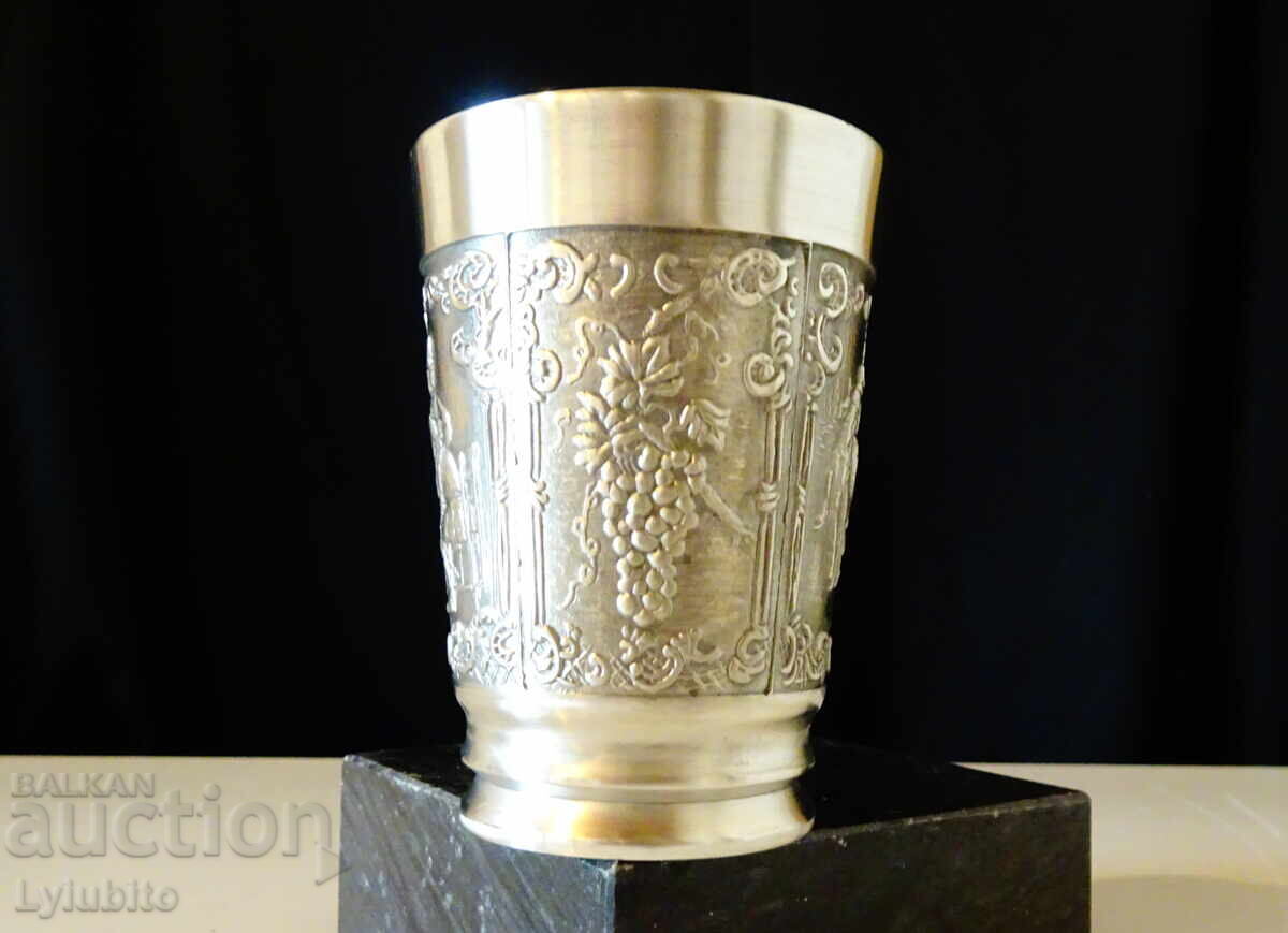 Delivery of Pewter wine cup, hunting pictures, wine and beer Delivery of Pewter wine cup, hunting pictures, wine and beer