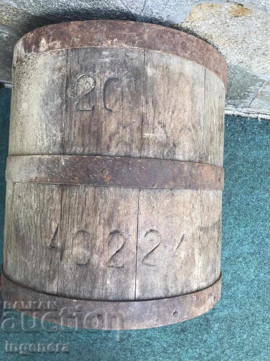 Auction  HORSE FEEDER MEASURING CONTAINER FOR HORSES WOOD METAL MARKING