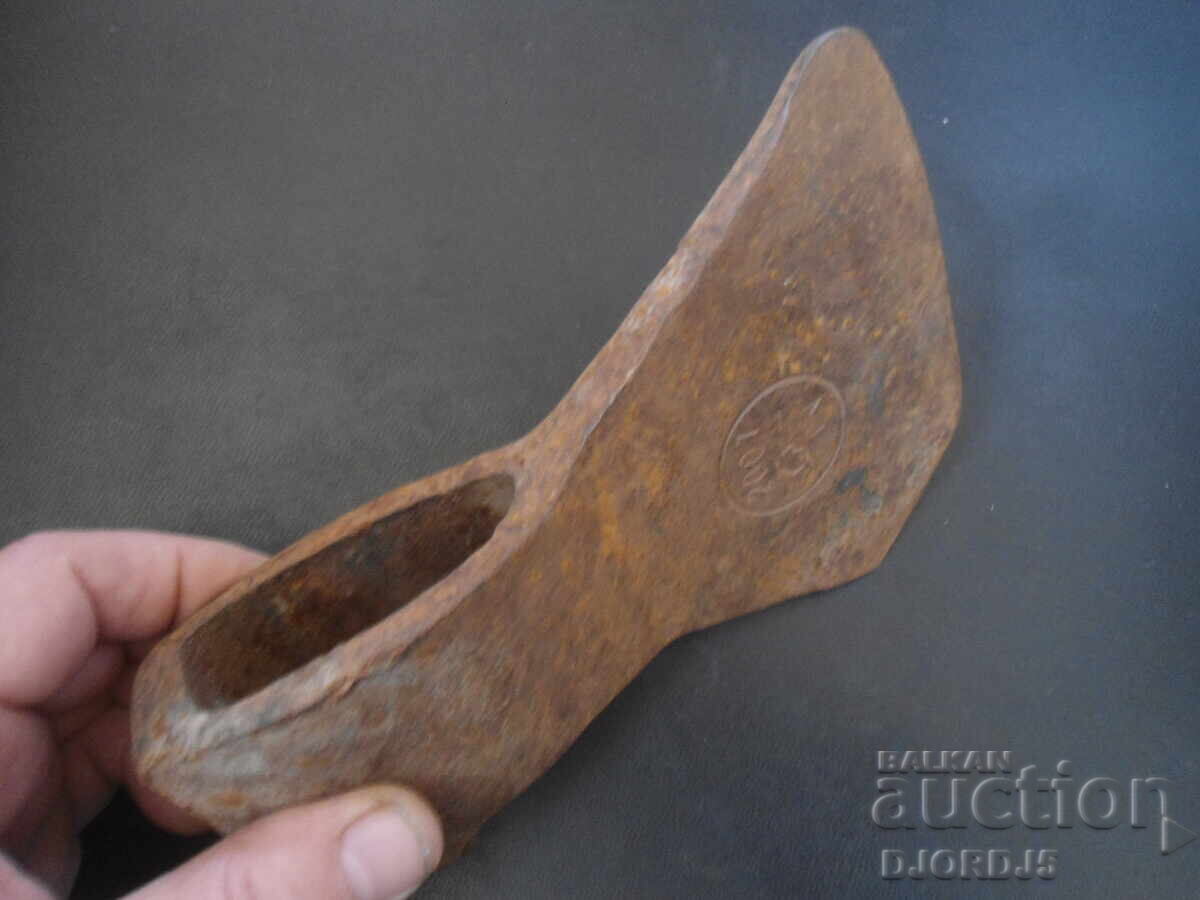 Old axe, hatchet, axe, marking, 0.955 kg with price 25.00 BGN | € 12.78 Old axe, hatchet, axe, marking, 0.955 kg with price 25.00 BGN | € 12.78