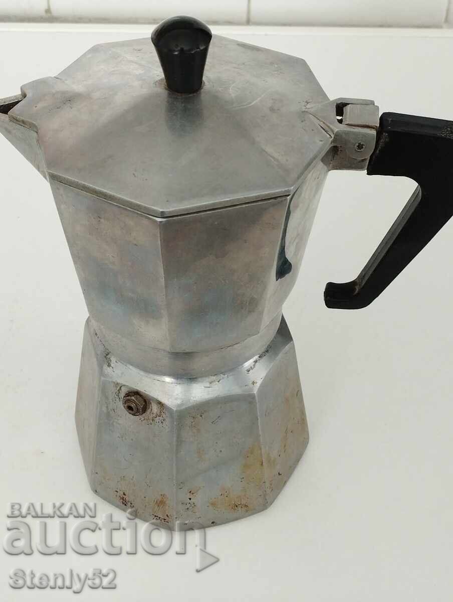 Large coffee maker made of thick and heavy aluminum alloy Large coffee maker made of thick and heavy aluminum alloy