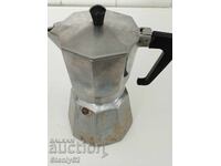 Голяма кафеварка от дебела и тежка алуминиева сплав.