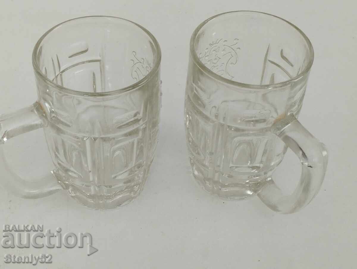 2 thick glass beer mugs with a Lion emblem 2 thick glass beer mugs with a Lion emblem