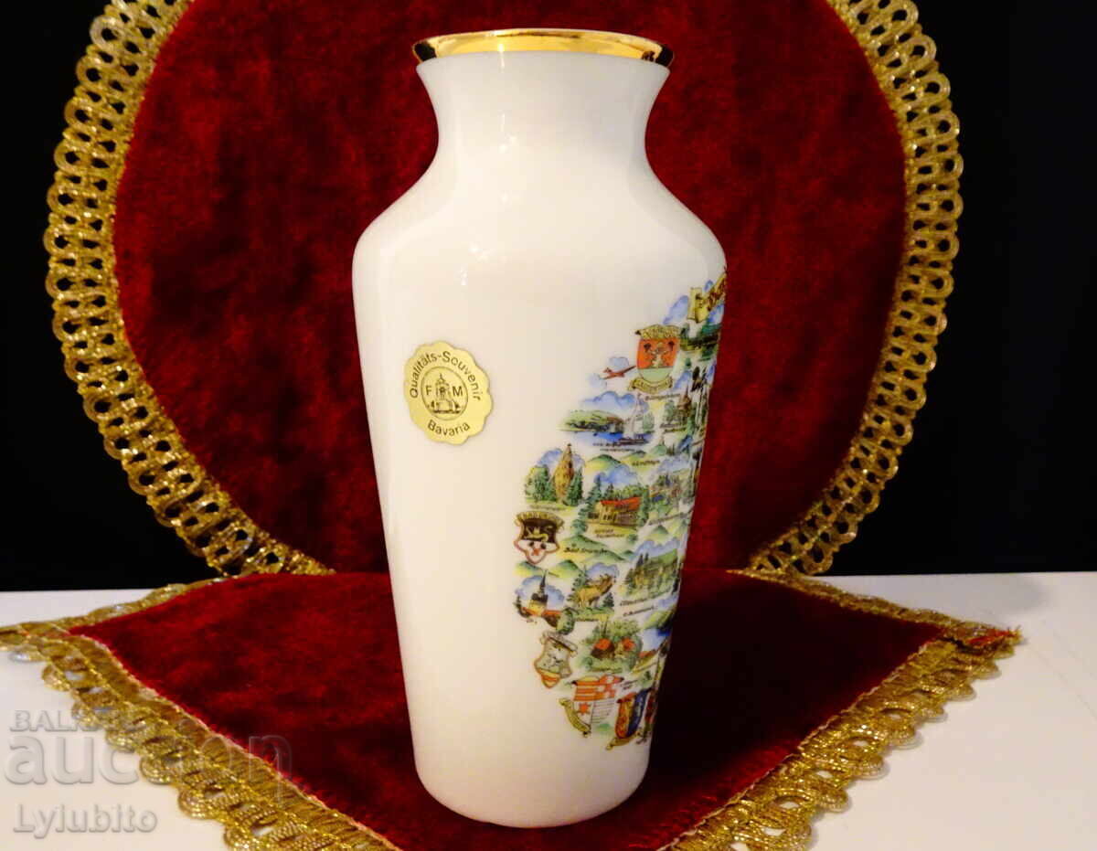 Auction Bavarian porcelain vase, gold, label Auction Bavarian porcelain vase, gold, label