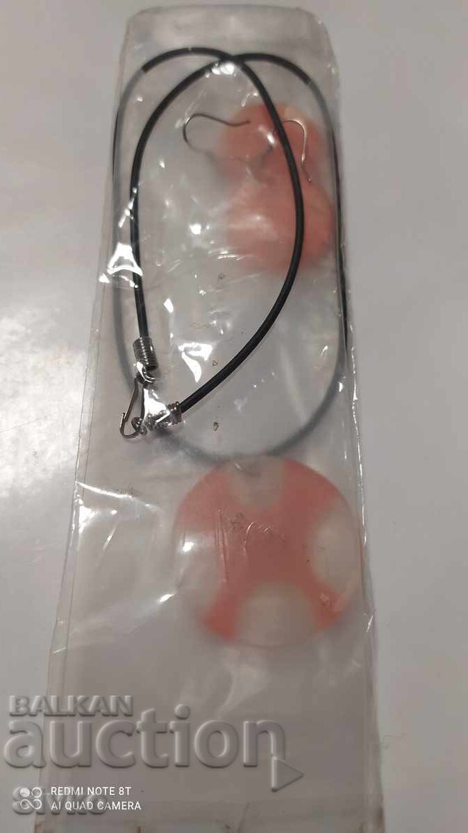 Δημοπρασία Κολιέ και σκουλαρίκια καινούργια, πλαστικό Δημοπρασία Κολιέ και σκουλαρίκια καινούργια, πλαστικό