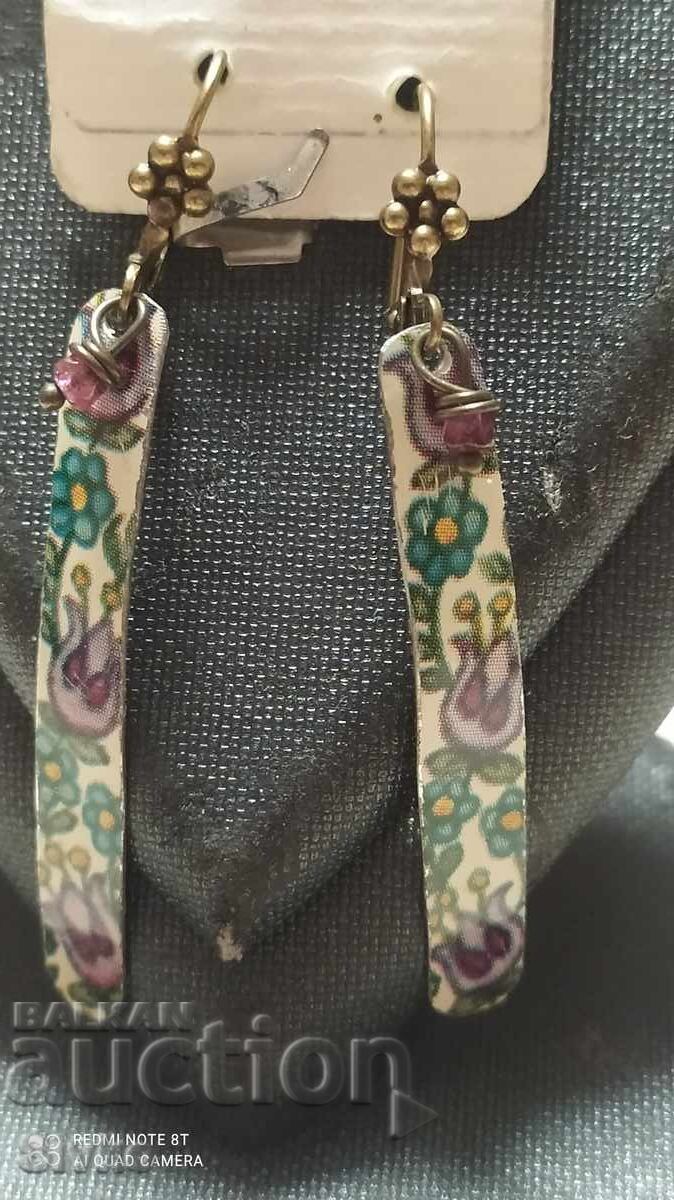 Cercei pictați cu preț 0.89 BGN | € 0.46 Cercei pictați cu preț 0.89 BGN | € 0.46