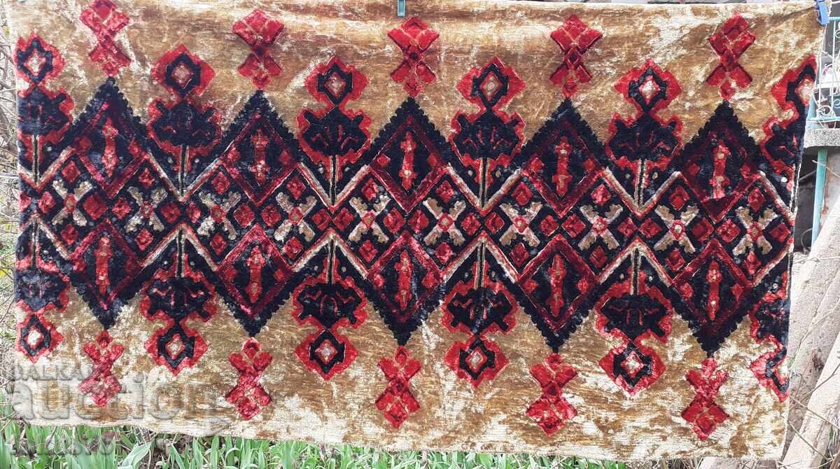 Стар плюшен ковьор покривка за стена с цена 41.00 лв. | € 20.96 Стар плюшен ковьор покривка за стена с цена 41.00 лв. | € 20.96