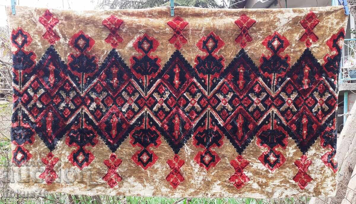 Стар плюшен ковьор покривка за стена Стар плюшен ковьор покривка за стена