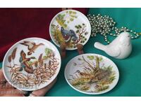 Farfurii de porțelan pictate de colecție KPM și vrabie