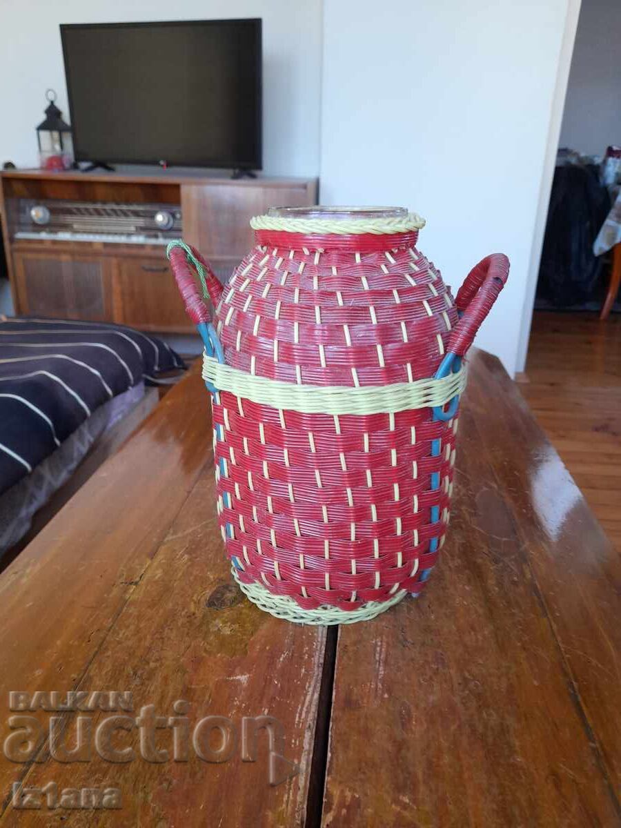 Παλιό ψάθινο βάζο Παλιό ψάθινο βάζο