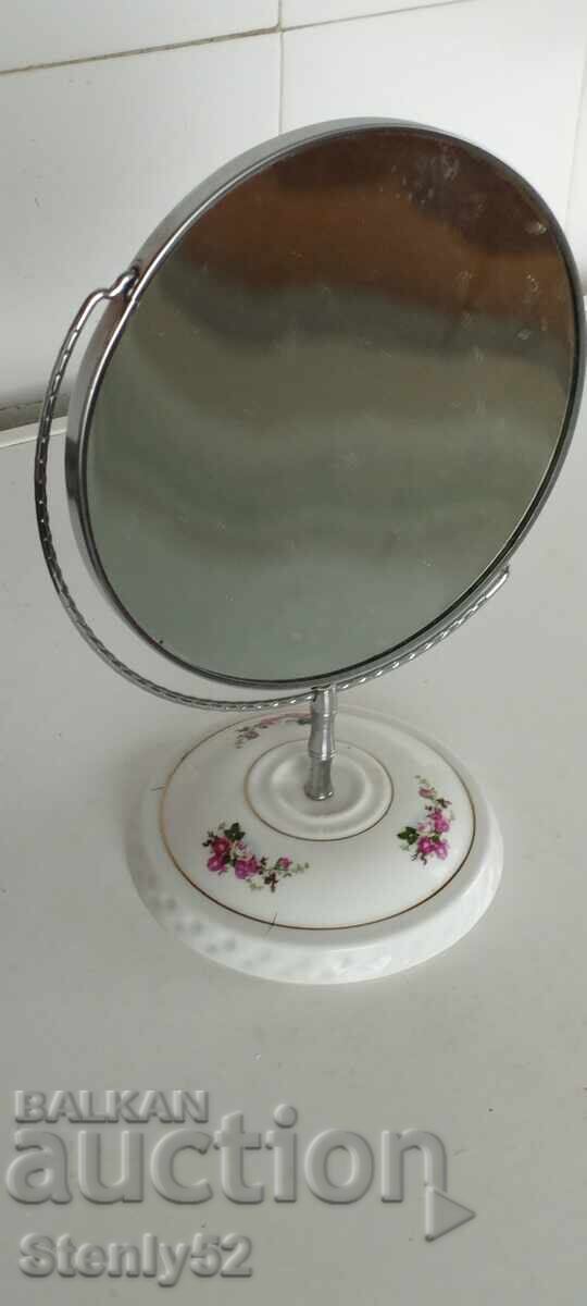 Cosmetic mirror with two sides, one magnifying