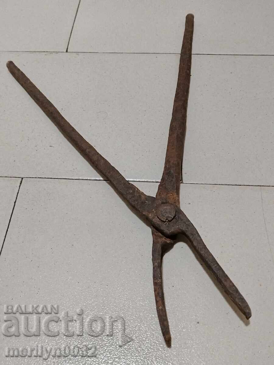 Clești vechi de fierar, fier forjat, unealtă
