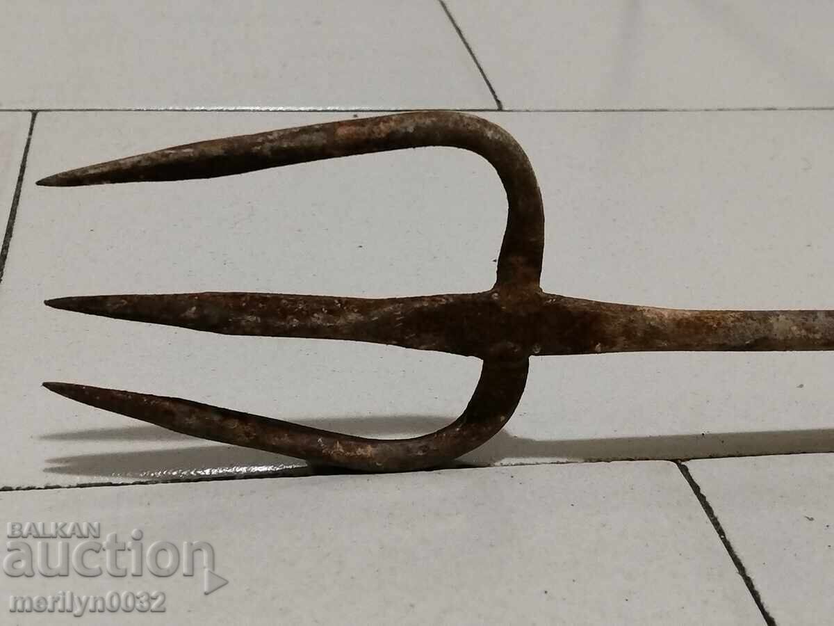 Vechi trident forjat. Pentru pescuit, fier forjat cu preț 42.00 BGN | € 21.47